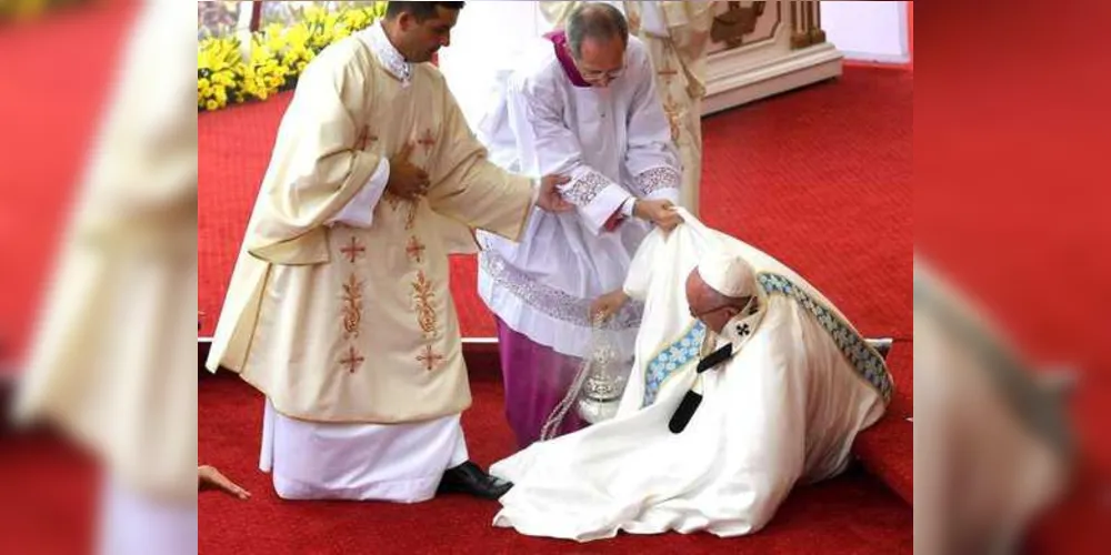 Papa caiu durante celebração religiosa na manhã de quinta-feira