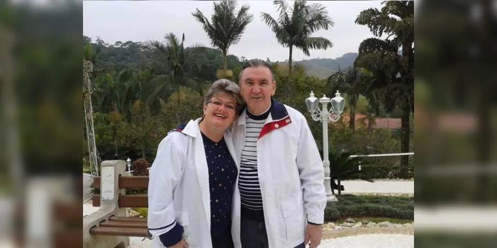  Zuk e a esposa Peggy Gutmann durante passeio em Camboriú 
