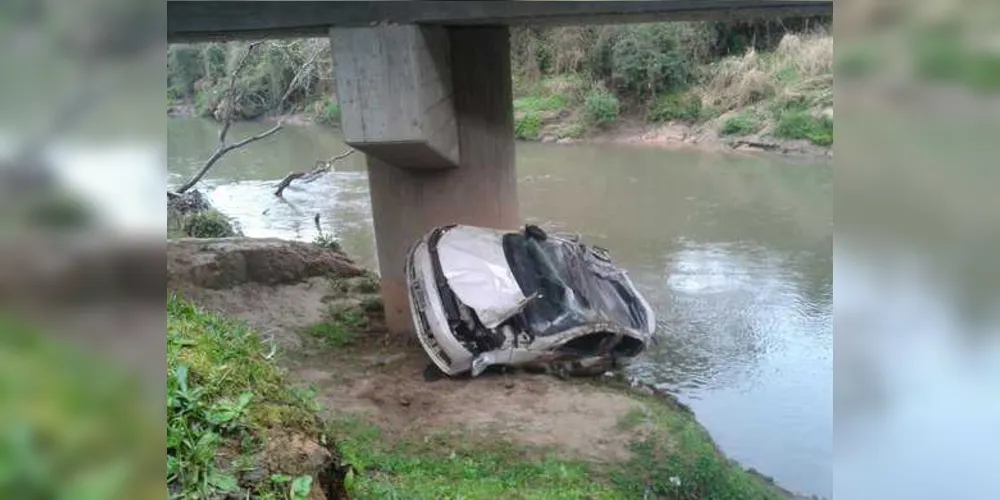 Carro caiu dentro de rio na PR-151