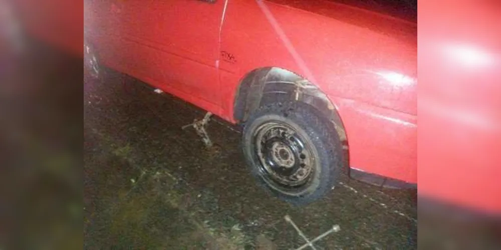 Homens trocavam pneu quando foram atropelados