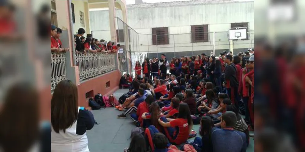 Imagem ilustrativa da imagem Após reunião, alunos ocupam Regente Feijó