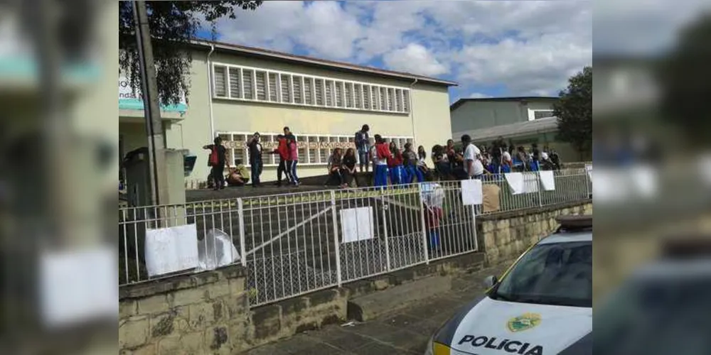 Imagem ilustrativa da imagem Colégio Epaminondas, na Palmeirinha, é ocupado por estudantes