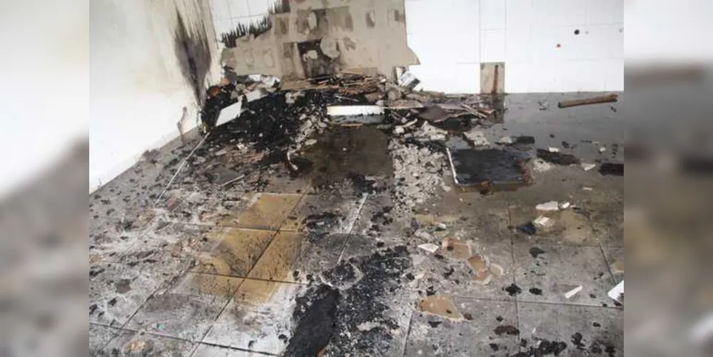 Imagem ilustrativa da imagem Incêndio destrói sala do Centro da Juventude em Irati