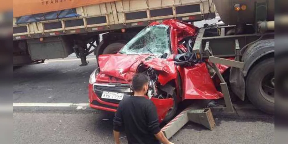 Imagem ilustrativa da imagem Ocupantes saem ilesos de acidente com dois caminhões em Ortigueira