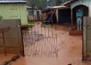 Rua ficou alagada e água já invade as casas