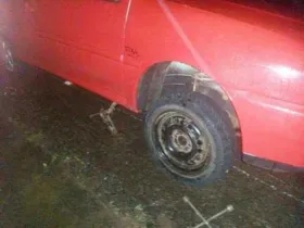 Homens trocavam pneu quando foram atropelados