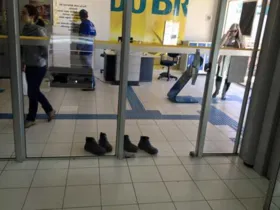 Imagem ilustrativa da imagem Trabalhadores têm que tirar botas para entrar em banco