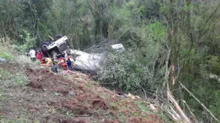 Imagem ilustrativa da imagem Caminhão despenca de barranco na BR-376 em Ortigueira