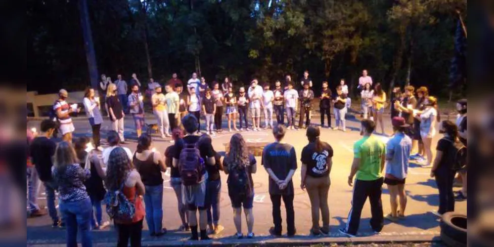 Estudantes fizeram um ato em frente ao campus, simbolizando o funeral da educação