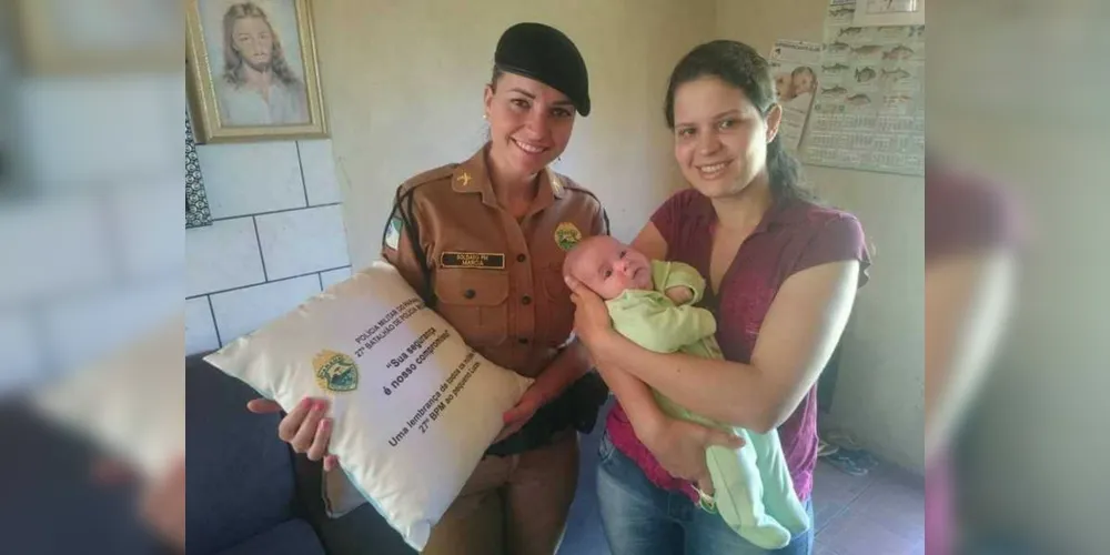 Márcia Oleskowicz com a mãe e o bebê que salvou