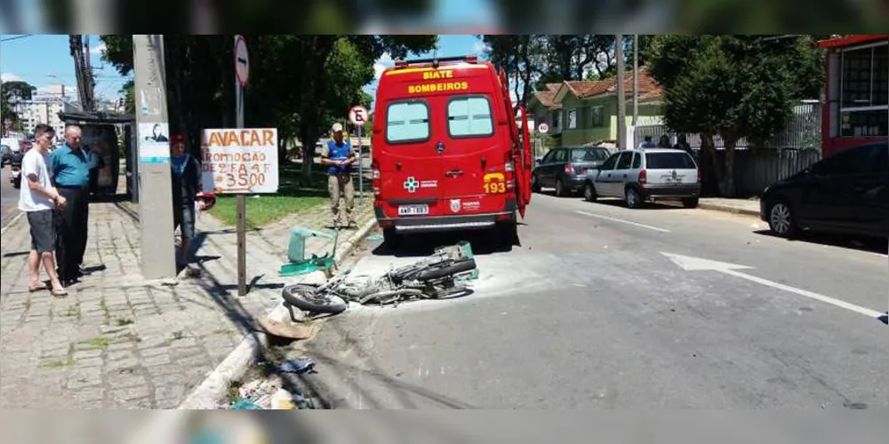 Imagem ilustrativa da imagem Motocicleta explode após batida contra caminhão