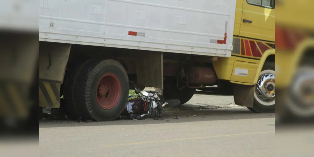 Imagem ilustrativa da imagem Moto é arrastada por caminhão após colisão