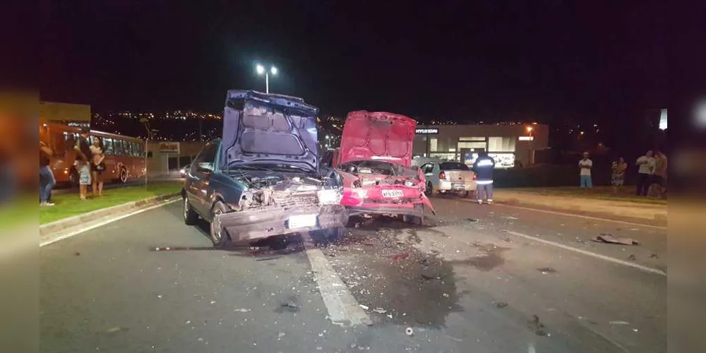 Imagem ilustrativa da imagem Colisão entre três carros deixa quatro feridos em viaduto de PG