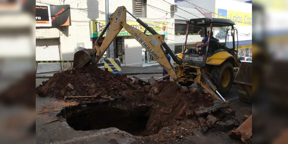 Ruas que tiverem mais de 30% do asfalto' remendado' após obras da Sanepar terão que receber repavimentação