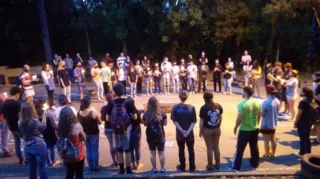 Estudantes fizeram um ato em frente ao campus, simbolizando o funeral da educação