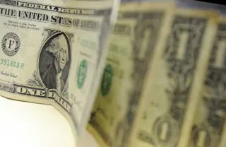 Imagem ilustrativa da imagem Dólar fecha acima de R$ 3,47 no maior valor em quase seis meses
