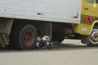 Imagem ilustrativa da imagem Moto é arrastada por caminhão após colisão