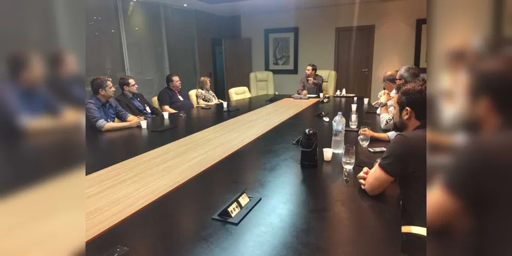 Deputado Pauliki durante reunião com lideranças da área de segurança de Ponta Grossa