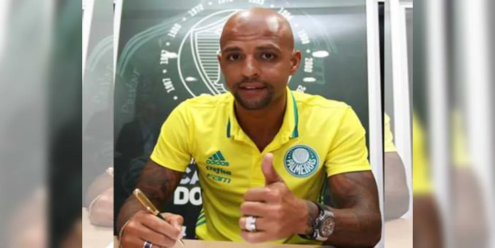 Felipe Melo assinou com o Palmeiras no domingo
