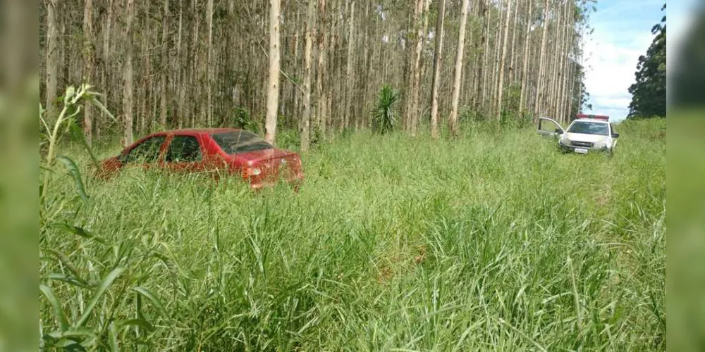 Veículo foi encontrado abandonado perto de um matagal na localidade de Estrada da Campina.