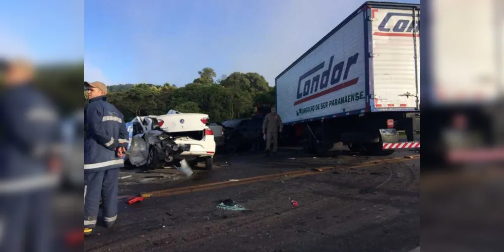 Imagem ilustrativa da imagem Motorista morre em acidente com três carros e caminhão no PR