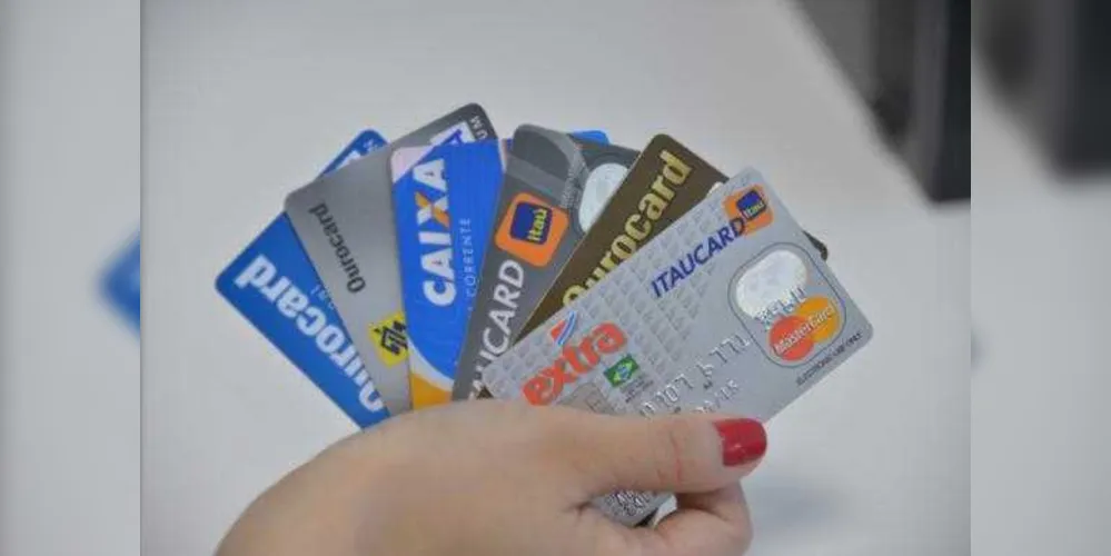 As administradoras de cartão não poderão mais financiar o saldo devedor dos clientes por meio docrotativo por mais de um mês