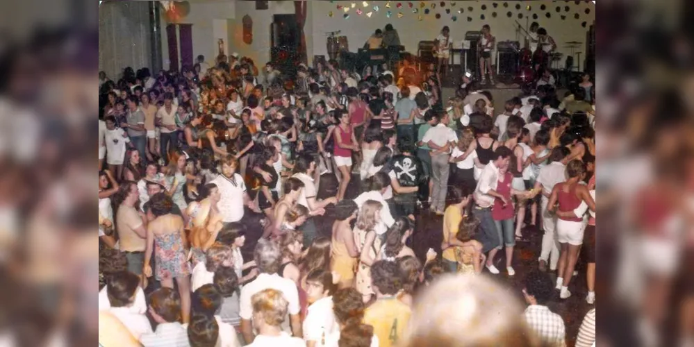 Imagem ilustrativa da imagem Clube e banda querem resgatar carnaval de salão em Irati