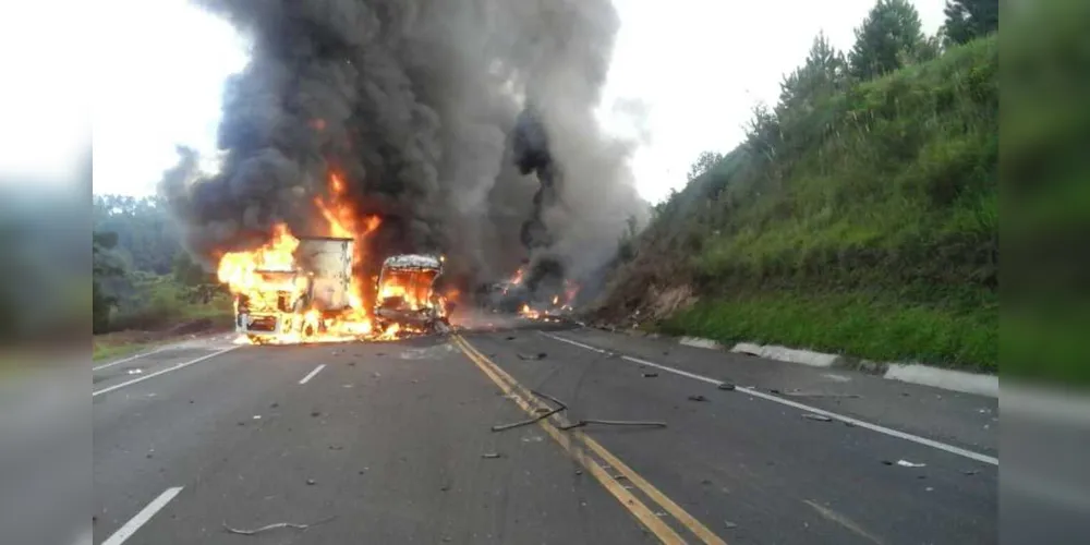Imagem ilustrativa da imagem Imagens mostram ônibus e caminhão em chamas