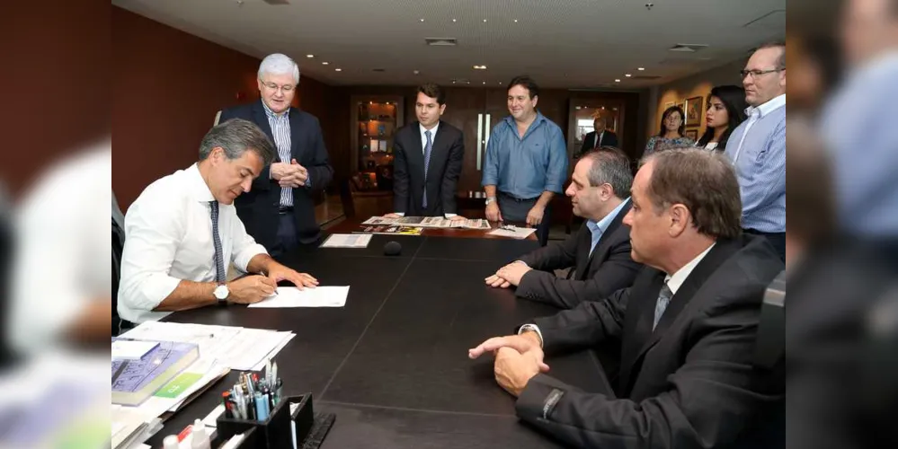 Governador Beto Richa assina liberação de financiamento, no valor de R$13,5 milhões