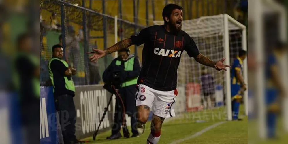 Lucho Gonzales marcou o gol da vitória do Furacão
