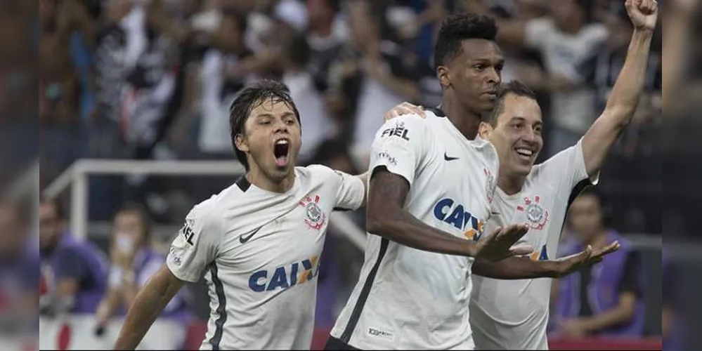 Jô marcou o gol da vitória do Corinthians