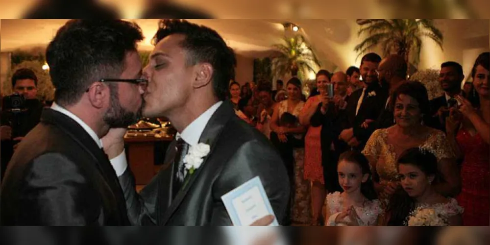 Imagem ilustrativa da imagem Prefeito gay de cidade do Brasil se casa com parceiro
