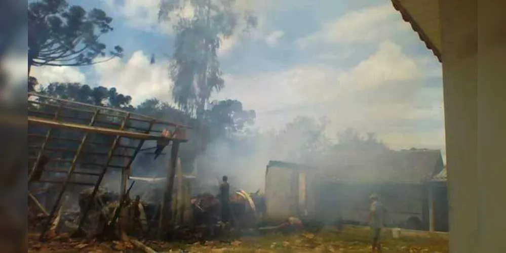 Imagem ilustrativa da imagem Incêndio destrói paiol de fumo em Irati