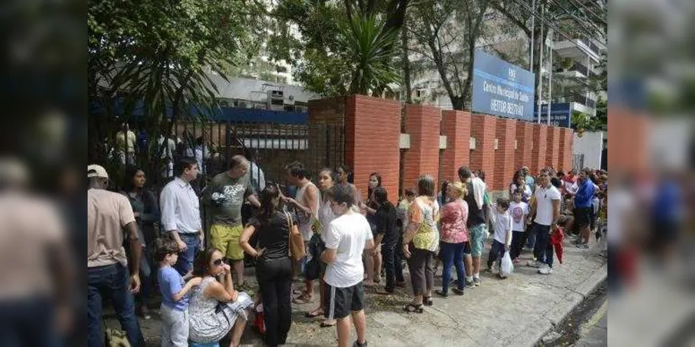 Longas filas se formam em frente aos postos de saúde para a vacinação contra a febre amarela no RJ /Foto: Agência Brasil