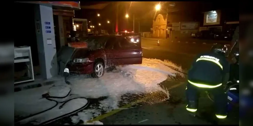 Imagem ilustrativa da imagem Após ‘fechada’, carro invade posto de combustível