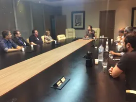 Deputado Pauliki durante reunião com lideranças da área de segurança de Ponta Grossa