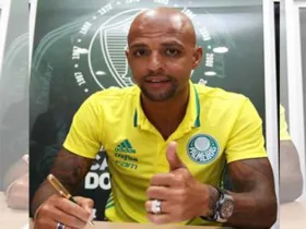 Felipe Melo assinou com o Palmeiras no domingo