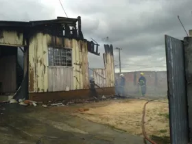 Imagem ilustrativa da imagem Incêndio destrói casa de madeira na Ronda