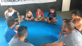 Crianças tem tido a oportunidade de aprender com atletas profissionais de MMA