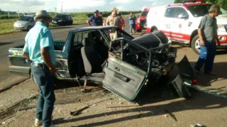 Veículo de passeio ficou destruído após a colisão