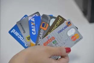 As administradoras de cartão não poderão mais financiar o saldo devedor dos clientes por meio docrotativo por mais de um mês