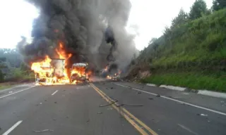 Imagem ilustrativa da imagem Imagens mostram ônibus e caminhão em chamas