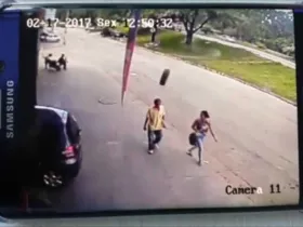 Imagem ilustrativa da imagem Vídeo flagra homem sendo atingido por pneu que se soltou de veículo