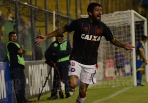 Lucho Gonzales marcou o gol da vitória do Furacão