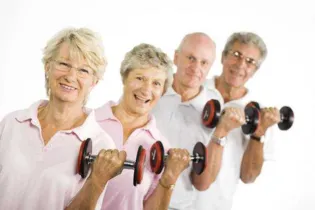 Praticar exercícios físicos na terceira idade traz benefícios para a vida de um idoso e pode transformar a sua saúde