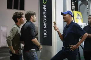 Frentista do posto cobra prejuízo de Léo (Foto: TV Globo)