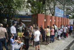 Longas filas se formam em frente aos postos de saúde para a vacinação contra a febre amarela no RJ /Foto: Agência Brasil