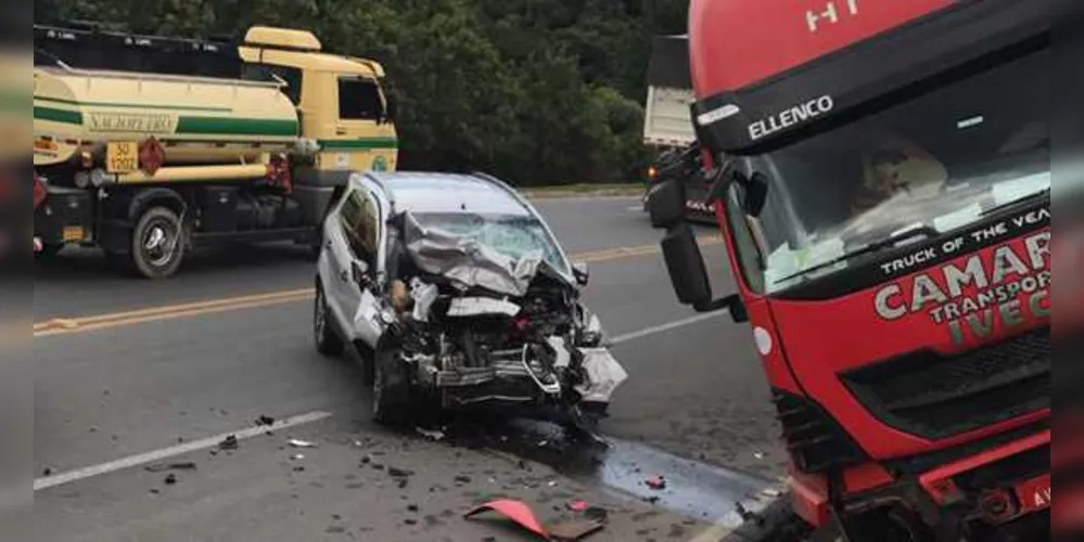 Imagem ilustrativa da imagem Caminhão invade contramão e atinge veículo em Curitiba