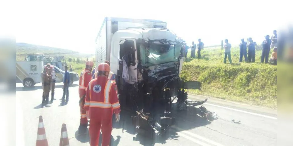 Imagem ilustrativa da imagem Dois caminhoneiros morrem em rodovia dos Campos Gerais