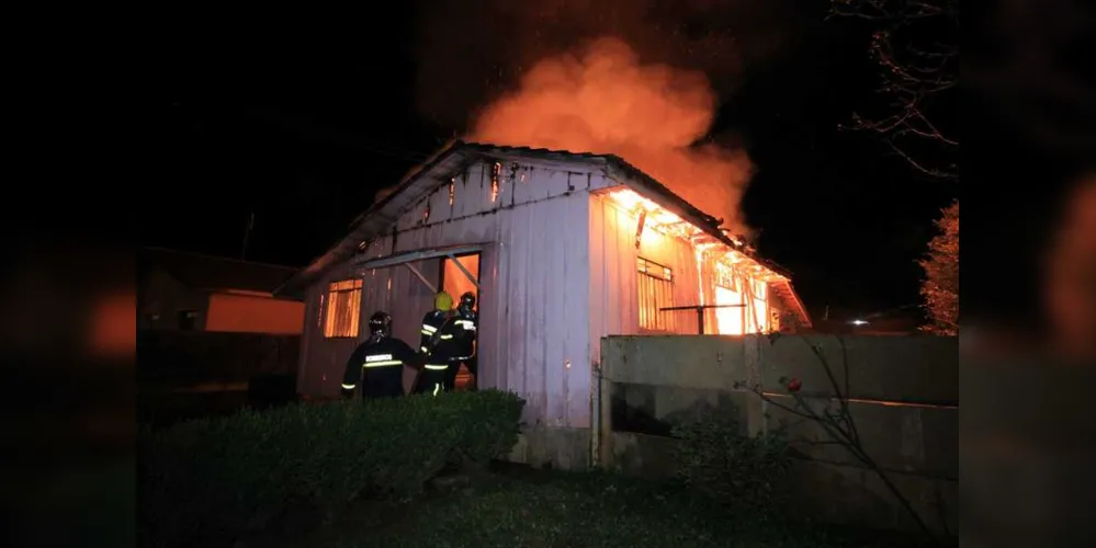 Imagem ilustrativa da imagem Incêndio destrói residência na Vila Cipa